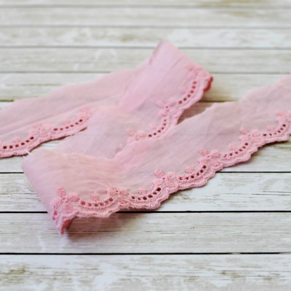 Кружево. Шитье по ткани, состав: основа и вышивка - хлопок. Цвет: розовый, ширина: 40 мм, дл.0,5м арт. 27.15 